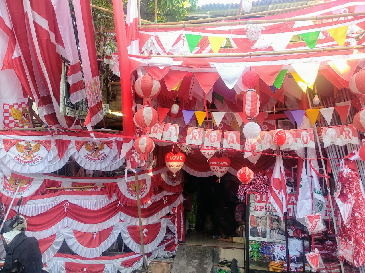 Lampion dan umbul-umbul bergambar garuda saling beriringan menghiasi lapak pedagang di Kampung Bendera (Foto:M.Rizqi/Ngopibareng.id)