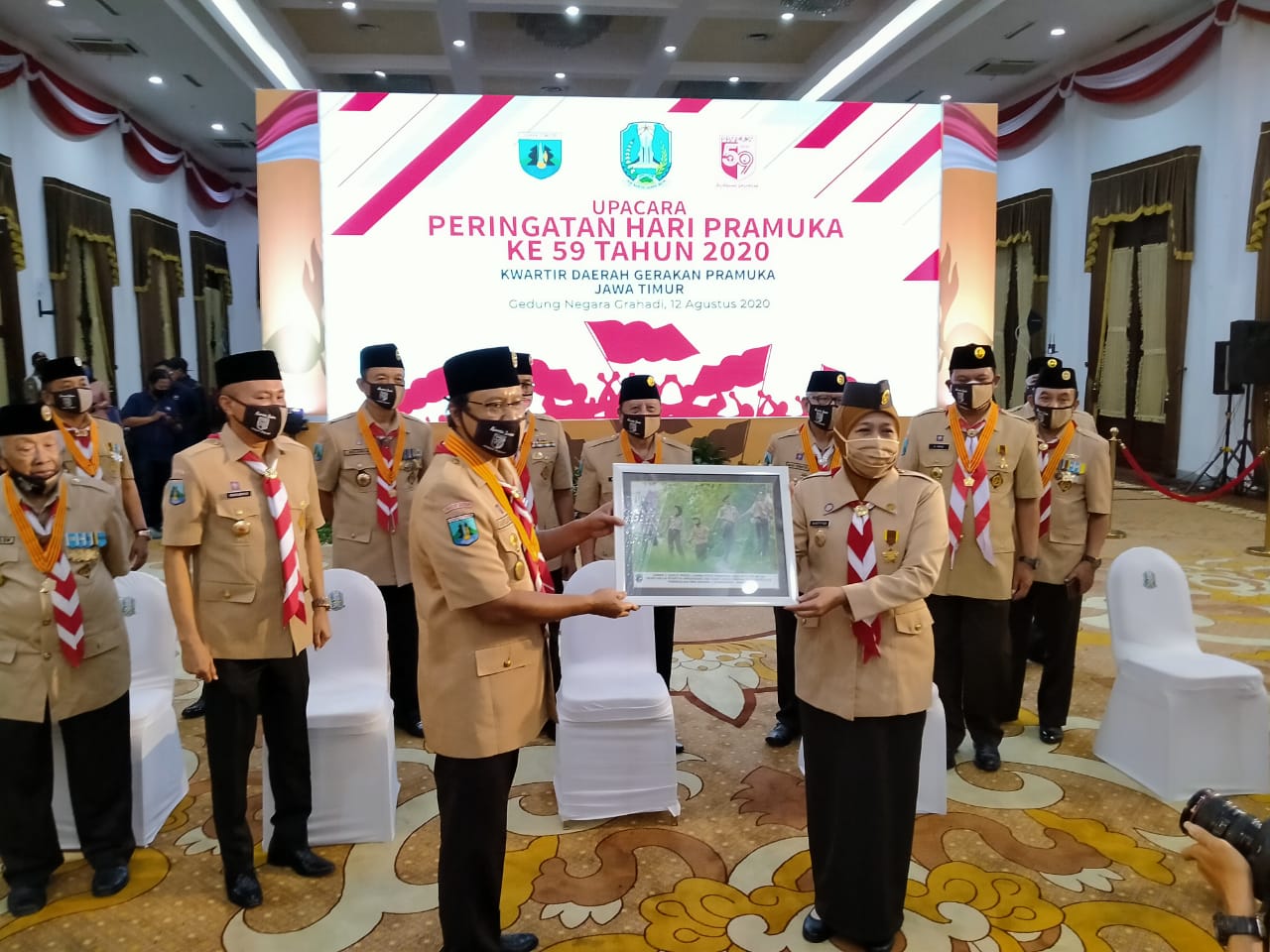 Ka Kwarda Jatim Saifullah Yusuf memberikan kenangan kepada Gubernur Jatim Khofifah Indar Parawansa dalam peringatan Hari Pramuka ke-59 di Gedung Negara Grahadi, Surabaya, Rabu 12 Agustus 2020. (Foto: Fariz Yarbo/Ngopibareng.id)