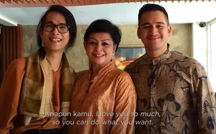 Oscar Lawalata (kiri) bersama ibu, Reggy Lawalata, dan adiknya, Mario Lawalata. (Foto: YouTube Reggy Lawalata)