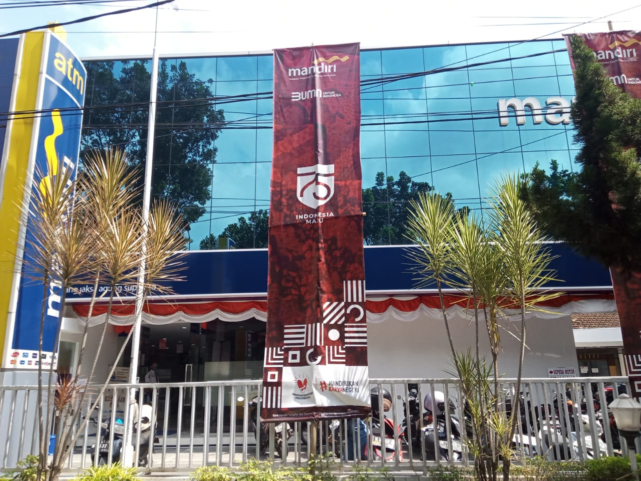 Kantor Bank Mandiri Cabang Jalan Jaksa Agung Suprapto yang masih buka. (Foto: Lalu Theo/Ngopibareng.id)