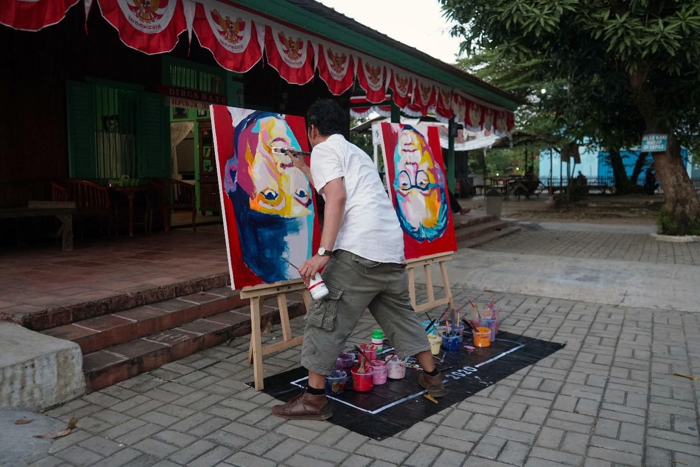 Speed Painting Soekarno-Hatta di Rumah Sejarah Rengasdengklok, Karawang, Jawa Barat. Dua lukisan dikerjakan secara simultan dalam posisi terbalik. (Foto: Dok. Eggy Yunaedi)