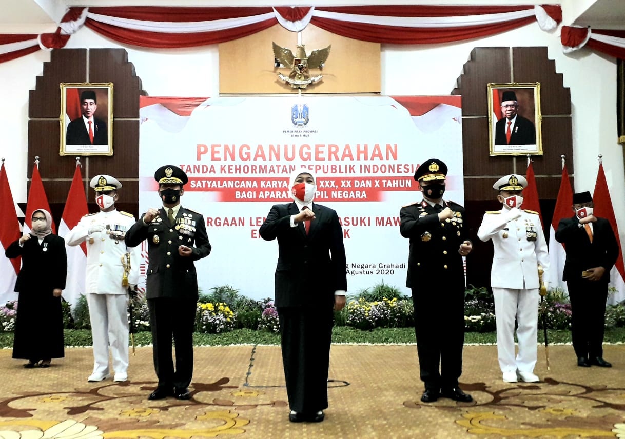 Pemberian penghargaan Jer Basuki Mawa Bea dari Gubernur Jawa Timur, Khofifah Indar Parawansa. (Foto: Dok. Humpro Jatimprov)