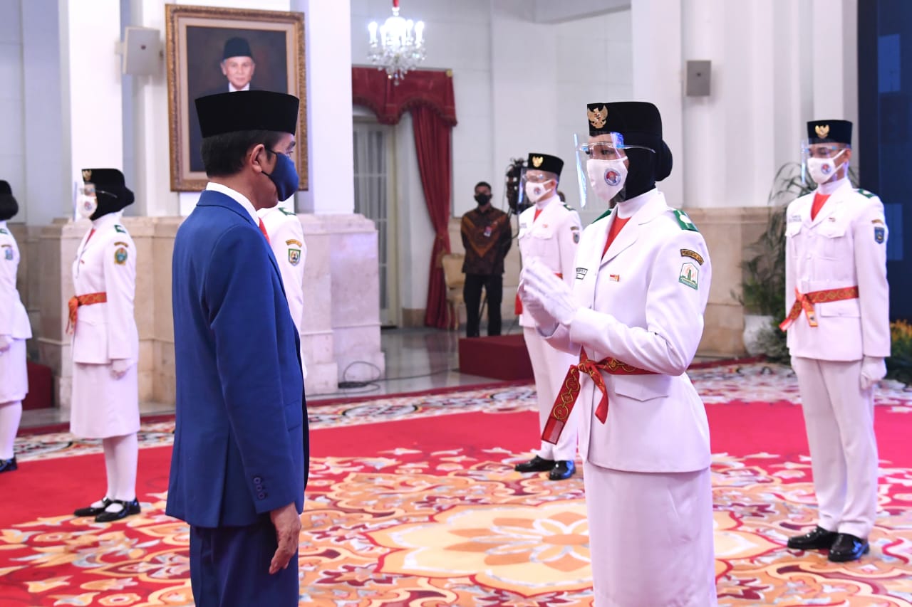 Dhea Lukita Andriana, anggota Paskibraka 2020 dari Jawa Timur, bertindak sebagai pemimpin upacara yang sekaligus mewakili rekan-rekannya untuk memegang bendera Merah Putih saat pengucapan ikrar Putra Indonesia. (Foto: Setpres)