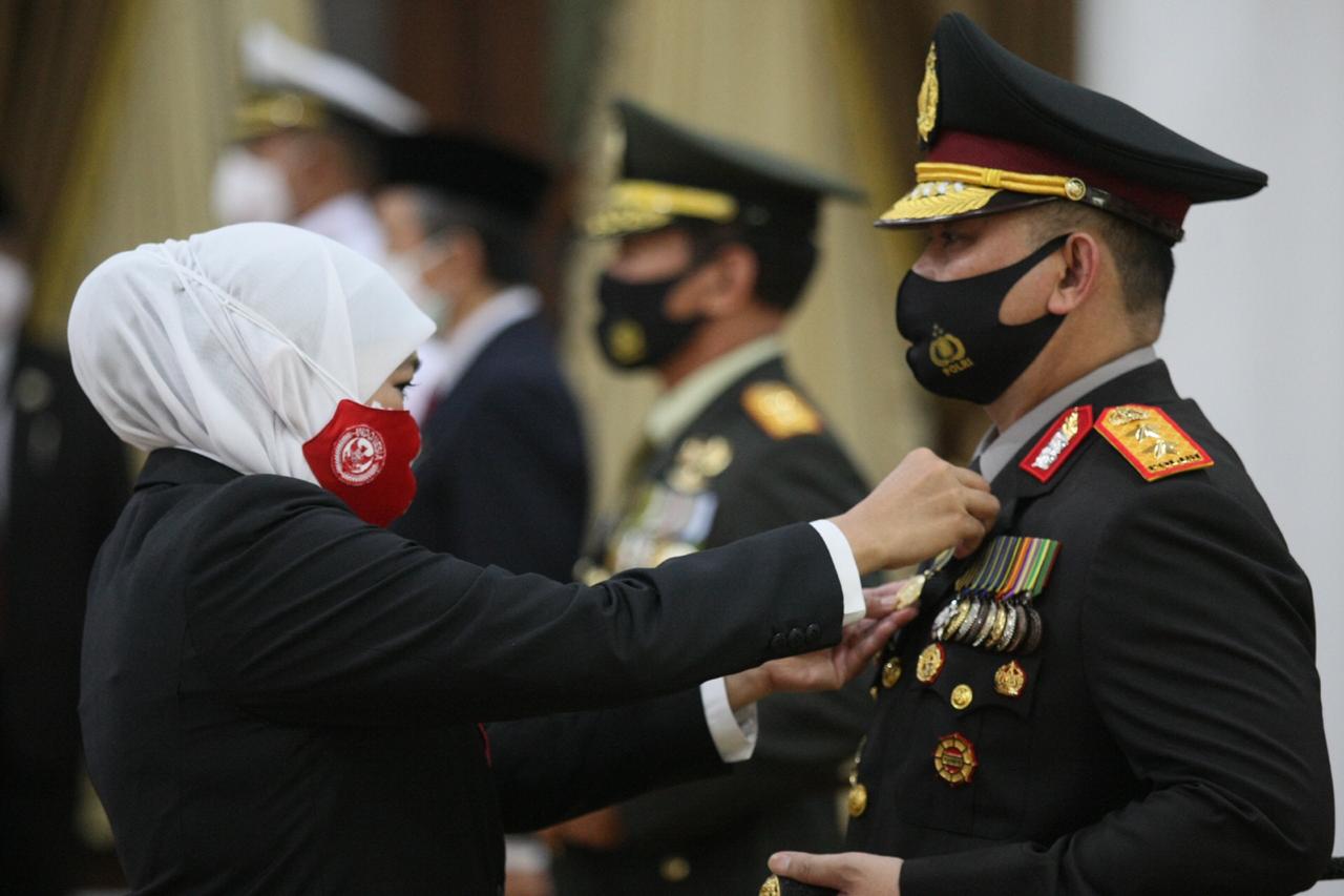 Gubernur Jawa Timur Khofifah indar Parawansa, ketika memberikan lencana ke 4 sosok. (Foto: Humpro Jatimprov)