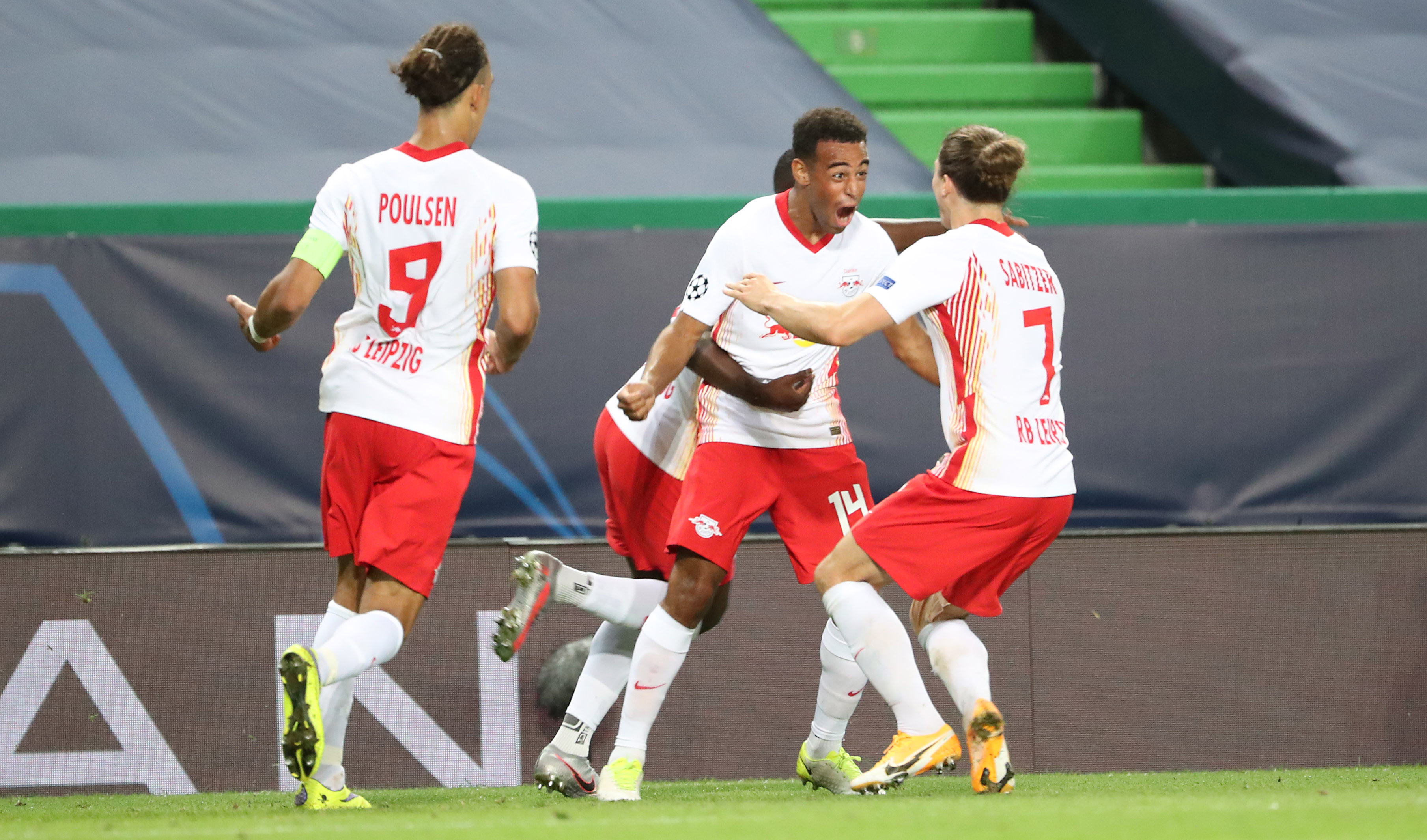 Para pemain RB Leipzig saat merayakan gol Tyler Adams ke gawang Atletico Madrid. (Foto: Twitter/@DieRotenBullen)