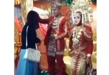 Penganten pria usap kening mantan (Foto: dok @fakta.indo_)