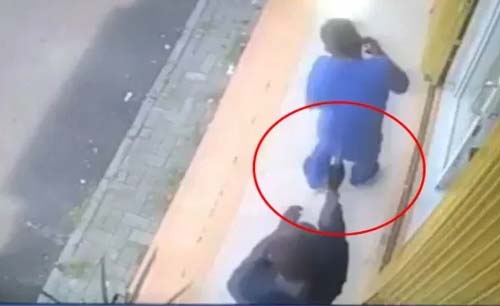 Hasil tangkapan layar CCTV milik keamanan ruko, menunjukkan detik-detik saat penembakan terhadap Sugiarto terjadi Kamis kemarin. (Foto:istimewa)