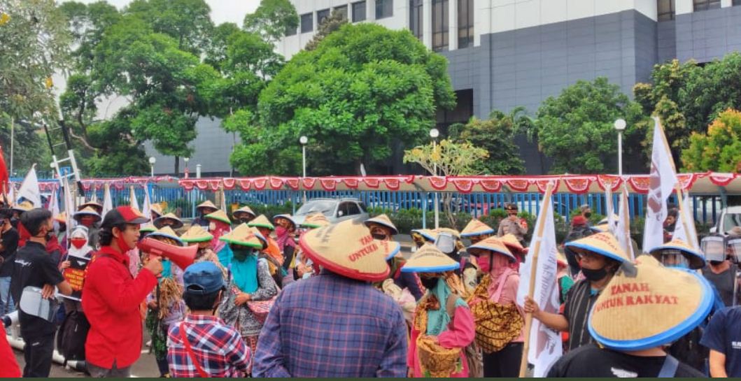 Aksi tolak RUU Cipta Kerja pada Jumat 14 Agustus 2020, di depan DPR RI, Jakarta. (Twitter @SeknasKPA)