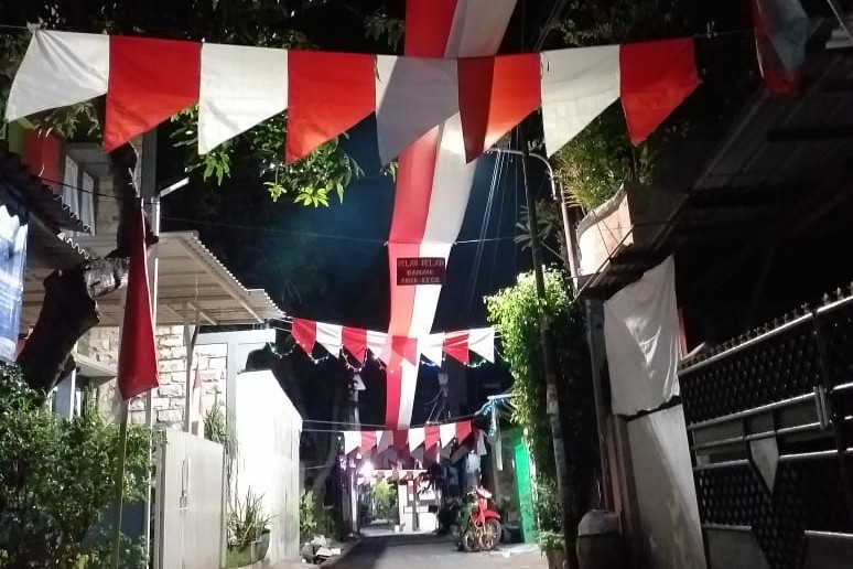 Bendera merah putih panjang yang terpasang di kampung Dukuh Karangan RT 04 RW 03, Gang VI, Surabaya (Foto: M.Rizqi/Ngopibareng.id)