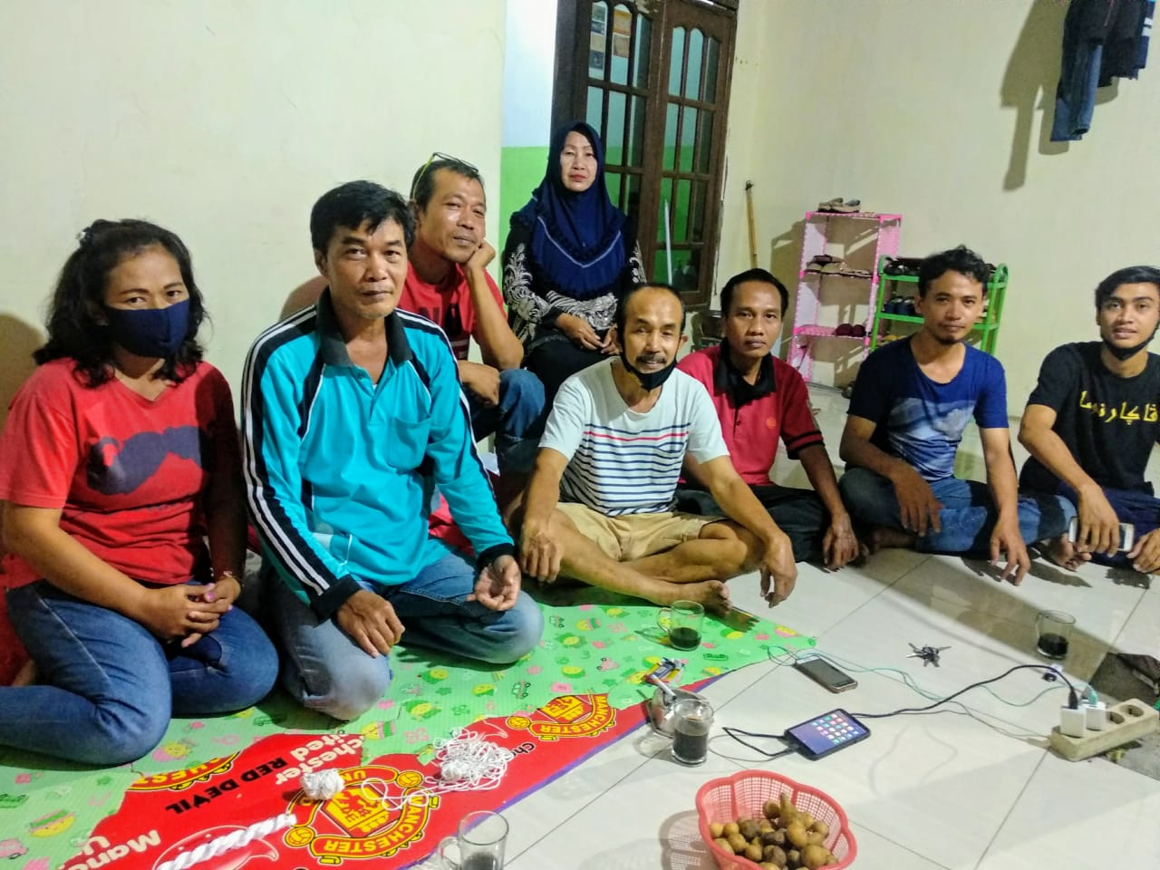 Asiyamah (kiri), Misbah (dua dari kiri), Kusnan Hadi (tiga dari kiri), Riyanton (baju putih) dan karang taruna DUkuh Kupang RT 04 RW 03 Gang VI Surabaya (Foto: M.Rizqi/Ngopibareng.id)