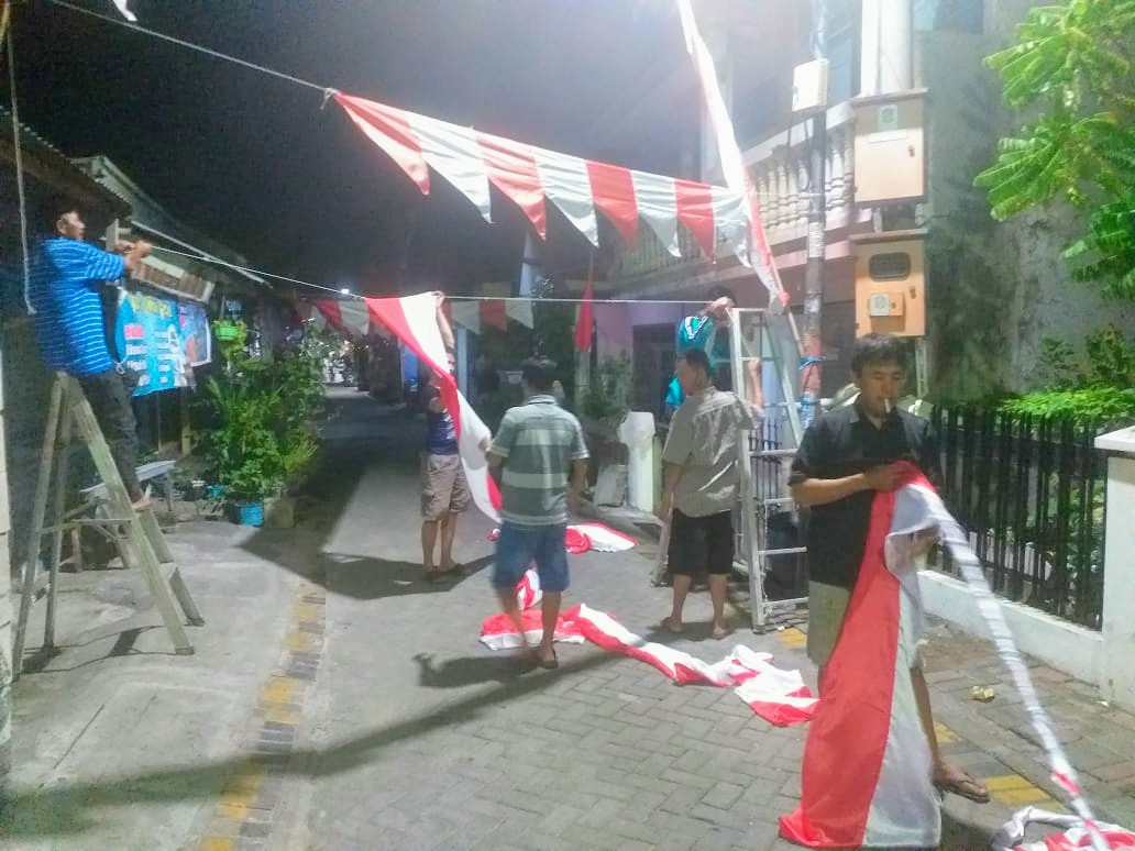 Pemasangan bendera merah putih di kampung Dukuh Karangan Surabaya (Foto: M.Rizqi/Ngopibareng.id)