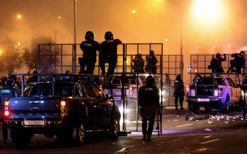 Aparat polisi menghalau para pengunjuk rasa yang menolak keputusan resmi hasil pemilihan yang memberikan kemenangan telak kepada Presiden Alexander Lukashenko dalam pemilihan ulang. (Foto: rusia.today))