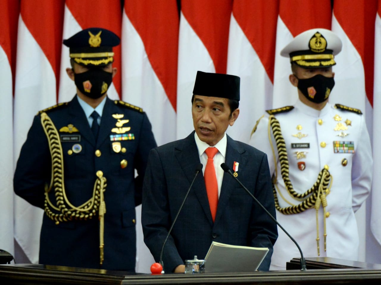 Presiden Joko Widodo menyampaikan RUU APBN 2021 pada Rapat Paripurna Pembukaan Masa Persidangan I DPR RI Tahun Sidang 2020-2021di Ruang Rapat Paripurna, Gedung Nusantara MPR/DPR/DPD RI, Jakarta, pada Jumat, 14 Agustus 2020. (Foto: Setpres)