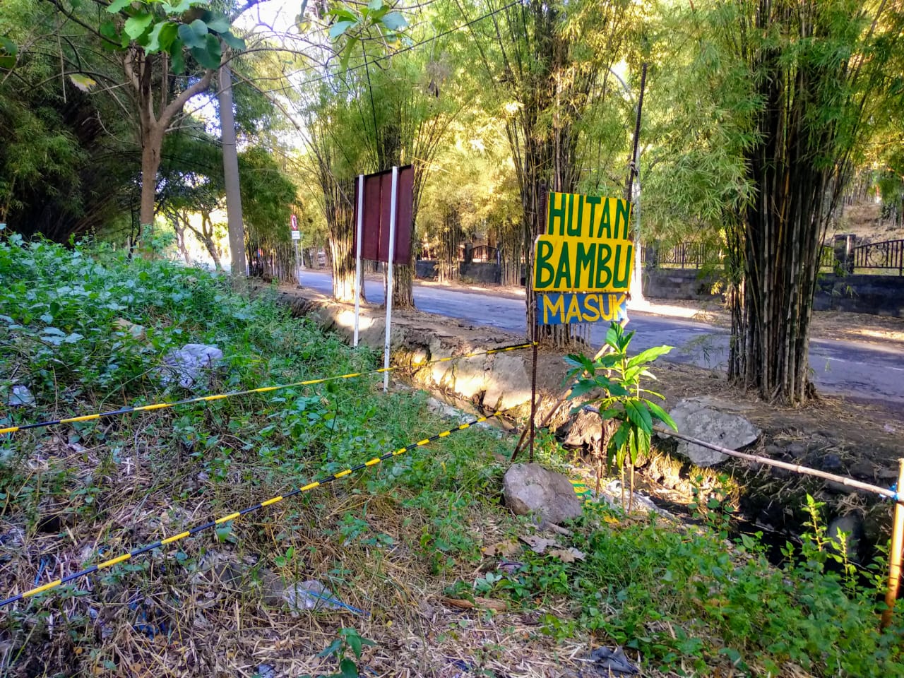 Pintu masuk Hutan Bambu Keputih, Surabaya, yang diberi garis polisi berwarna hitam dan kuning. (Foto: M.Rizqi/Ngopibareng.id)