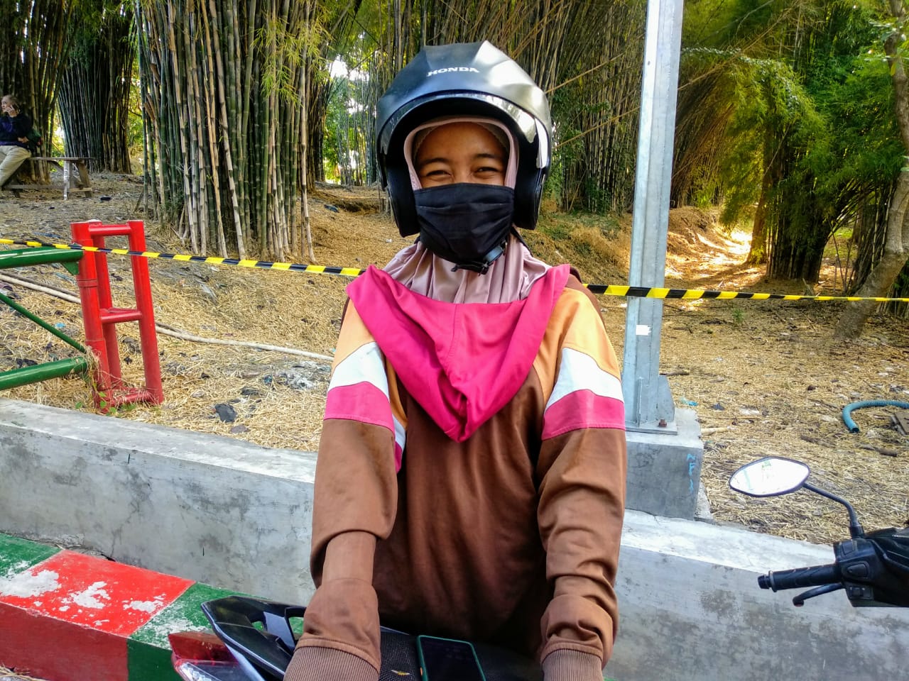 Faradilla Setawardani, pengunjung asal Sedati Sidoarjo yang kecewa karena hutan bambu ditutup. Dia melakukan perjalanan menggunakan sepeda motor satu jam lebih untuk mencapai lokasi pada Sabtu, 15 Agustus 2020. (Foto: M.Rizqi/Ngopibareng.id)