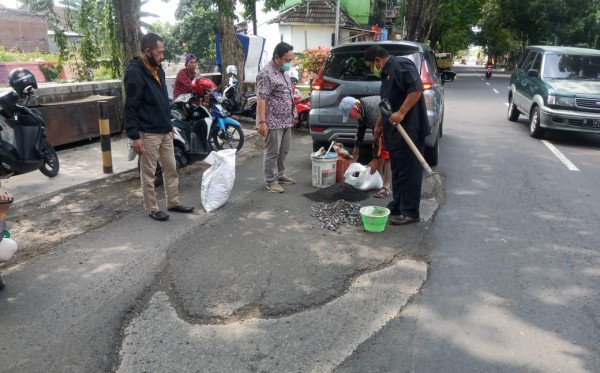 Salah satu ruas jalan yang sempat ditambal sulam oleh sejumlah anggota DPRD Kota Probolinggo. (Foto: Ikhsan Mahmudi/Ngopibareng.id)