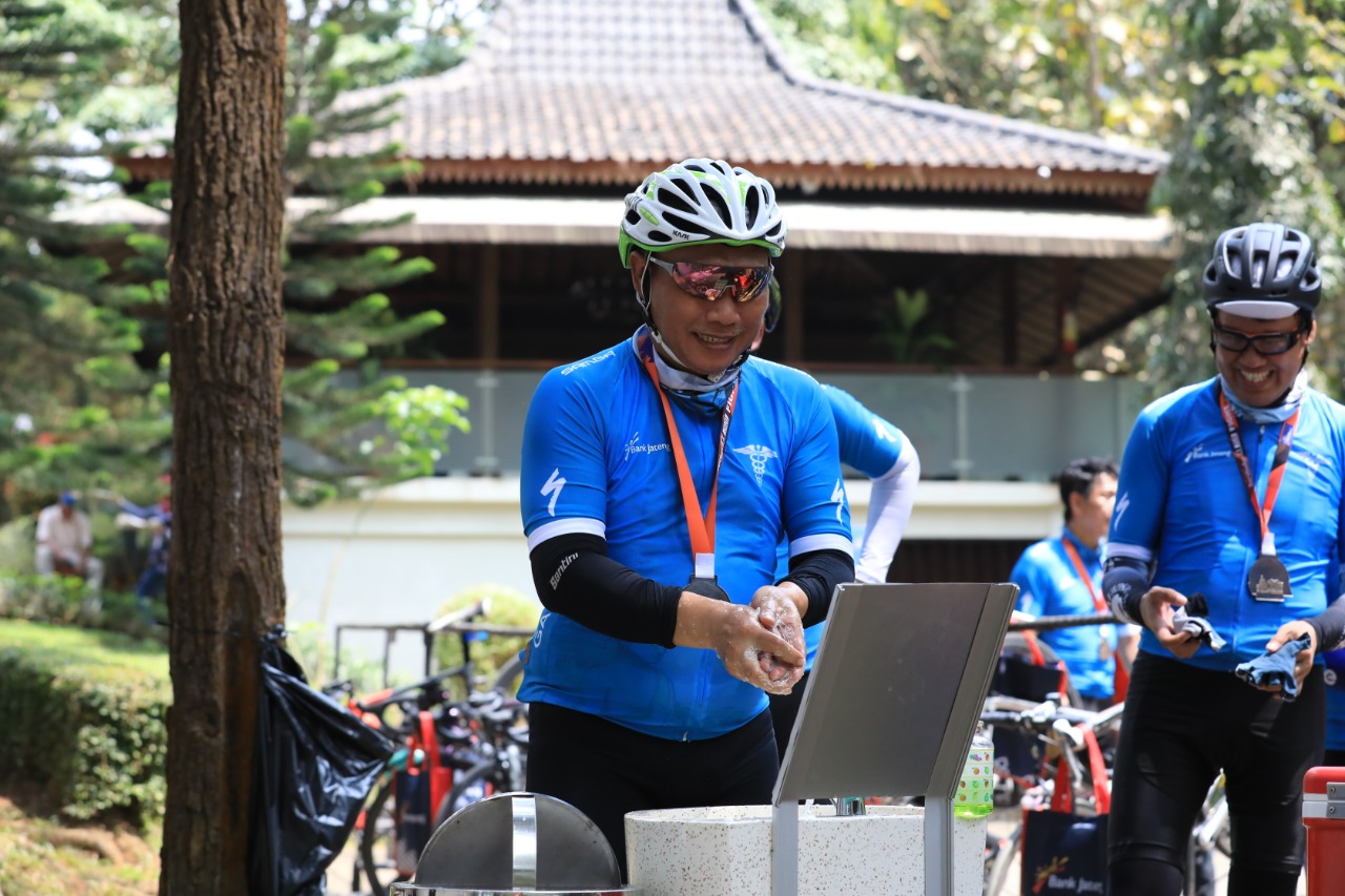 Peserta Tour de Borobudur melakukan protokol kesehatan Covid-19 dengan mencuci tangan menggunakan air bersih dan sabun. (Foto: Istimewa)