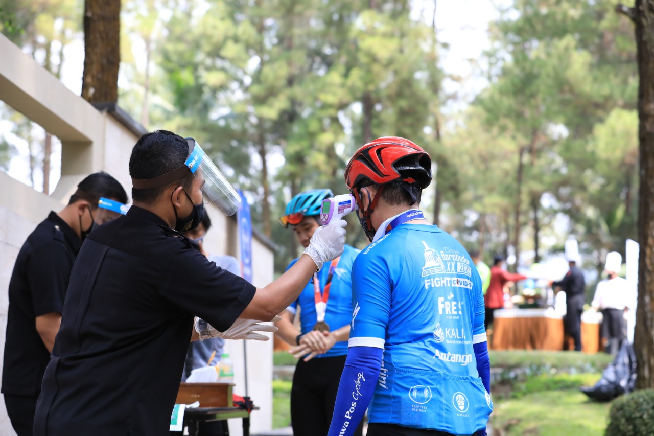 Peserta Tour de Borobudur melakukan protokol kesehatan Covid-19. (Foto: Istimewa)