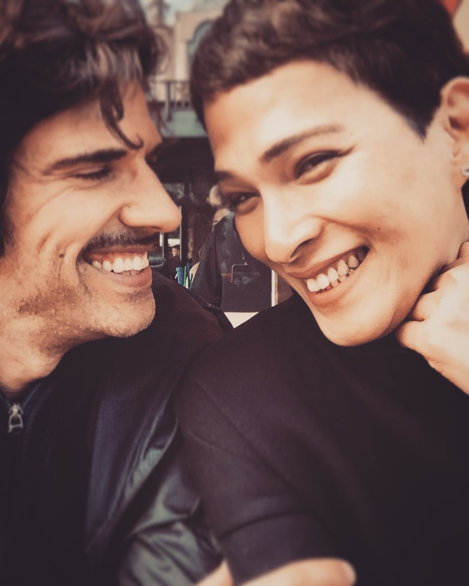Desainer Oscar Lawalata bersama pacar bulenya yang belum diketahui identitasnya. (Foto: Instagram)