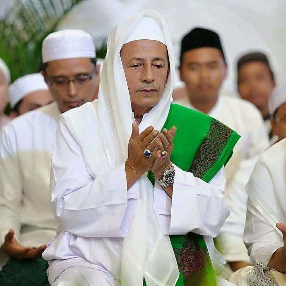 Habib Luthfi bin Yahya di antara para jamaah di Kanzus Shalawat, Pekalongan. (Foto: Istimewa)