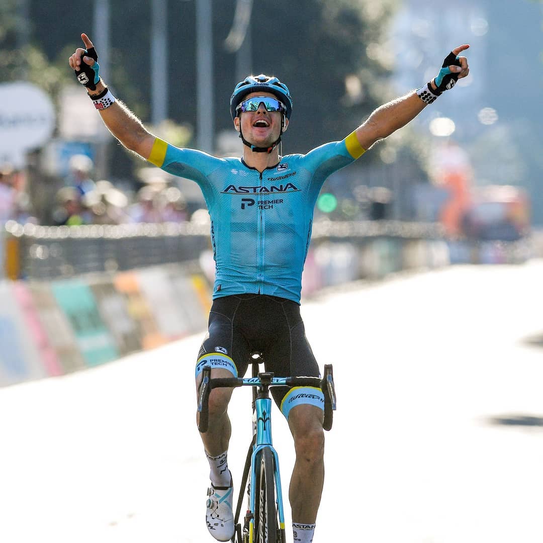 Fuglsang saat memasuki garis finish di ajang Il Lombardia 2020. (Foto: Istimewa)