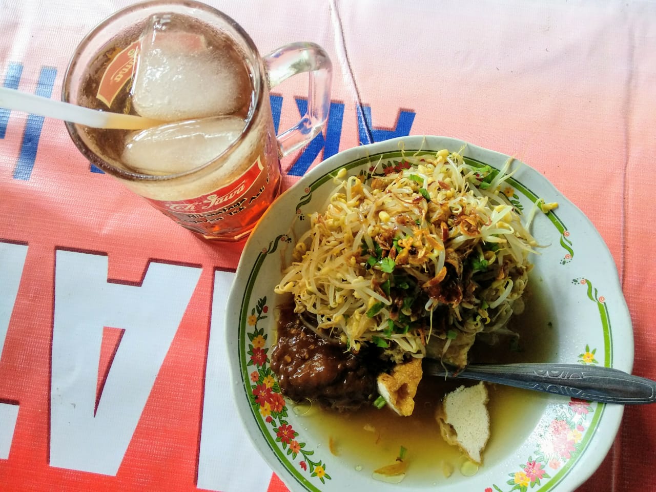 Seporsi lontong balap Artomoro di Jalan Raya Manyar  5J, Manyar Sabranga, Kecamatan Mulyorejo, Surabaya (Foto: M.Rizqi/Ngopibareng.id)  