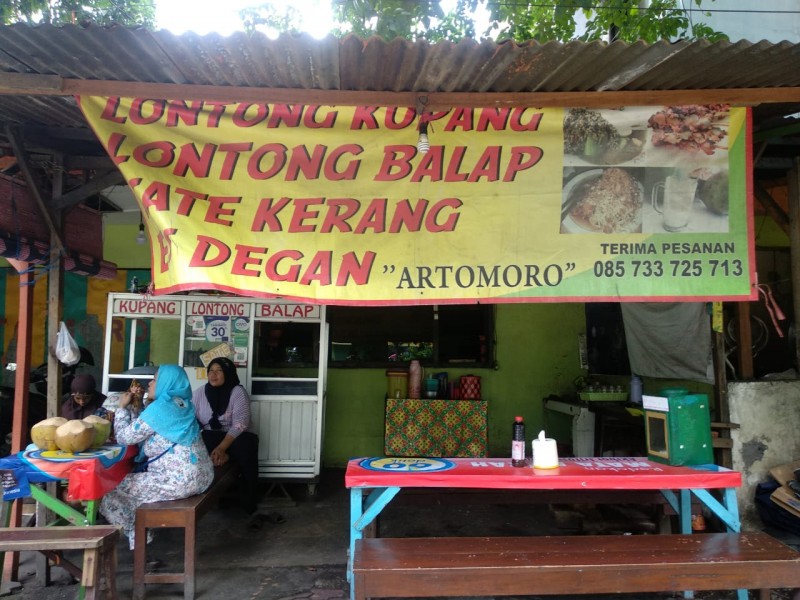 Lapak lontong balap Artomoro di Jalan Raya Manyar 5J (Foto: M.Rizqi/Ngopibareng.id)
