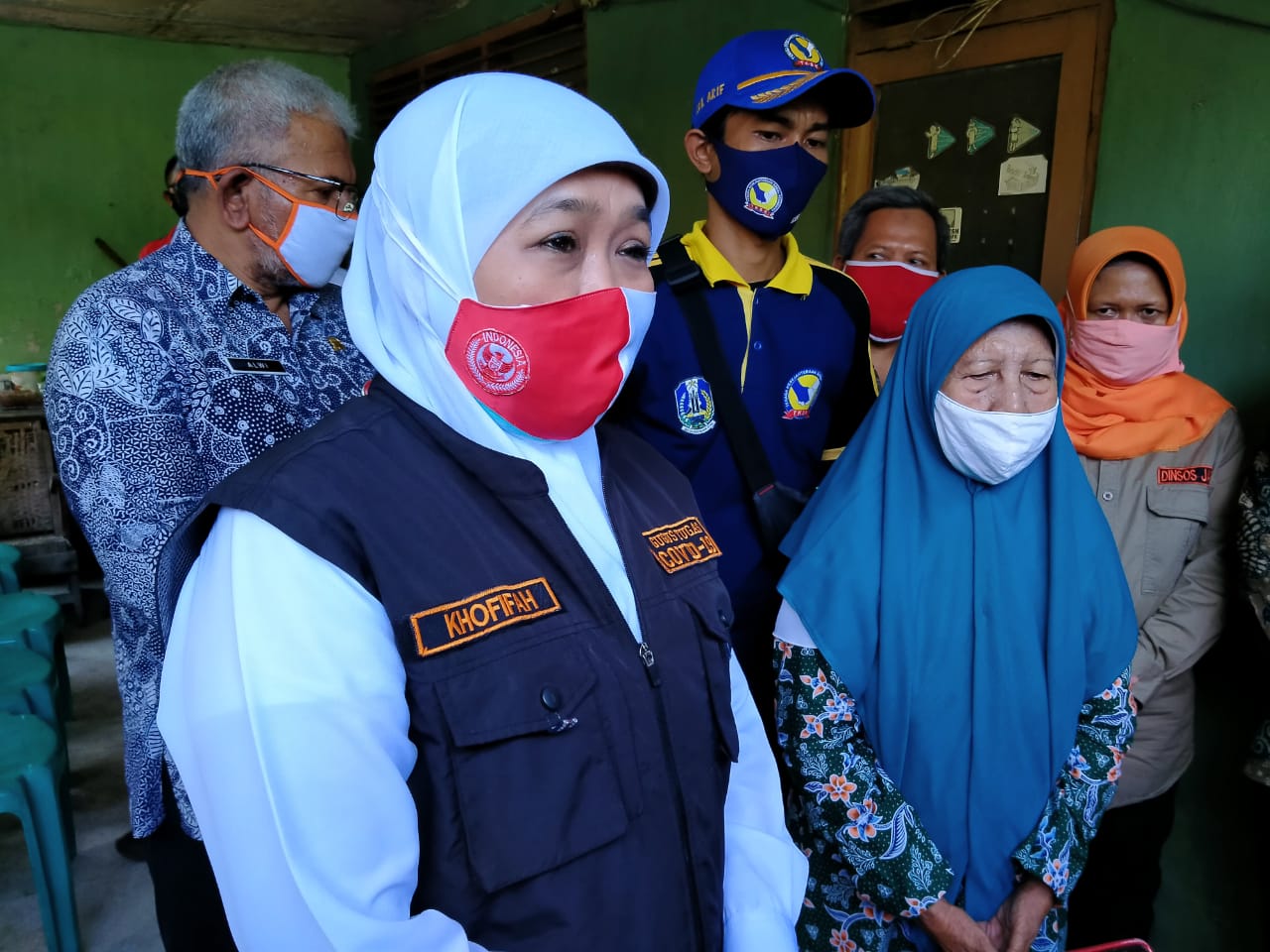 Gubernur Jatim, Khofifah Indar Parawansa ketika menyampaikan secara langsung penghargaan kepada Janda Perintis Kemerdekaan Puji Astuti di Jalan Gajah Mada Baru II, Surabaya, Minggu 16 Agustus 2020. (Foto: Fariz Yarbo/Ngopibareng.id)