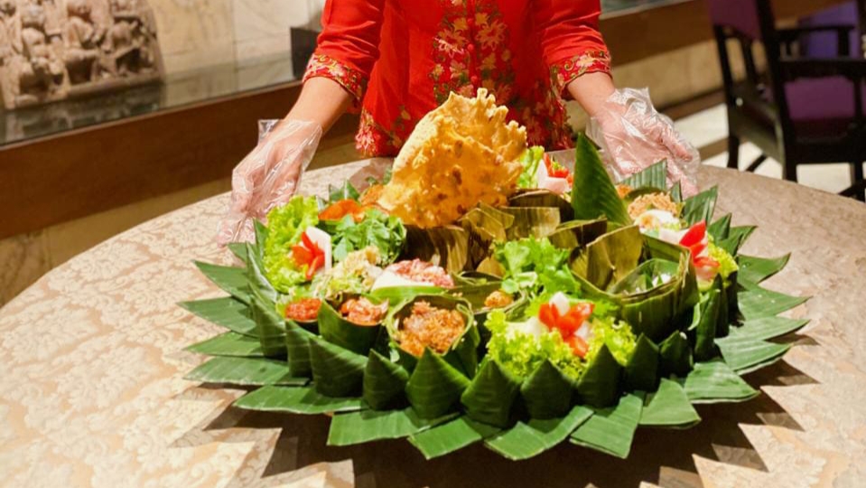 Menu nasi lodeh ikan jambal dalam takir yang dipercaya merupakan makanan penolak bala. (Foto: istimewa)