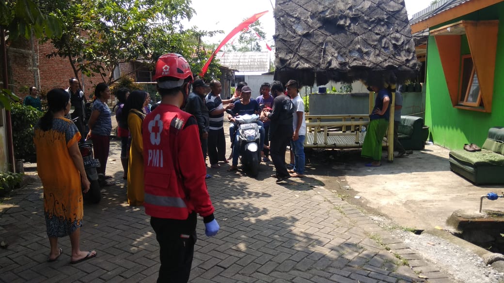 Petugas saat berusaha mencari korban yang hanyut terbawa arus sungai. (Foto: Istimewa)