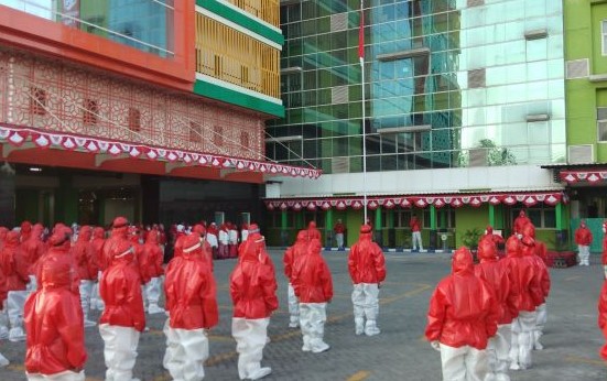 Upacara HUT ke-75 RI di RS Siti Hadjar, Sidoarjo. (Foto: Ant)