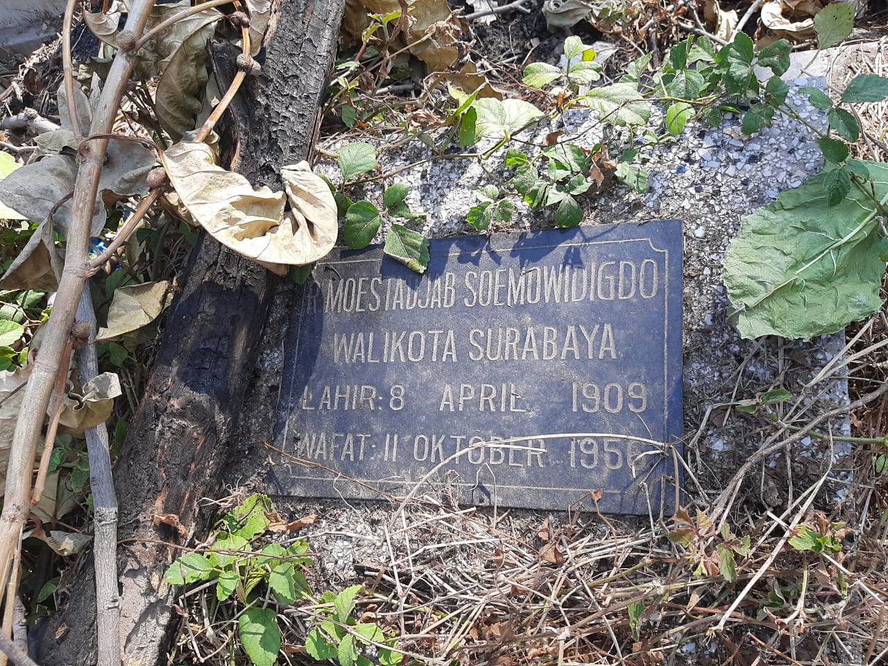 Kondisi makam Walikota Mustajab yang terbengkalai. (Foto:istimewa)