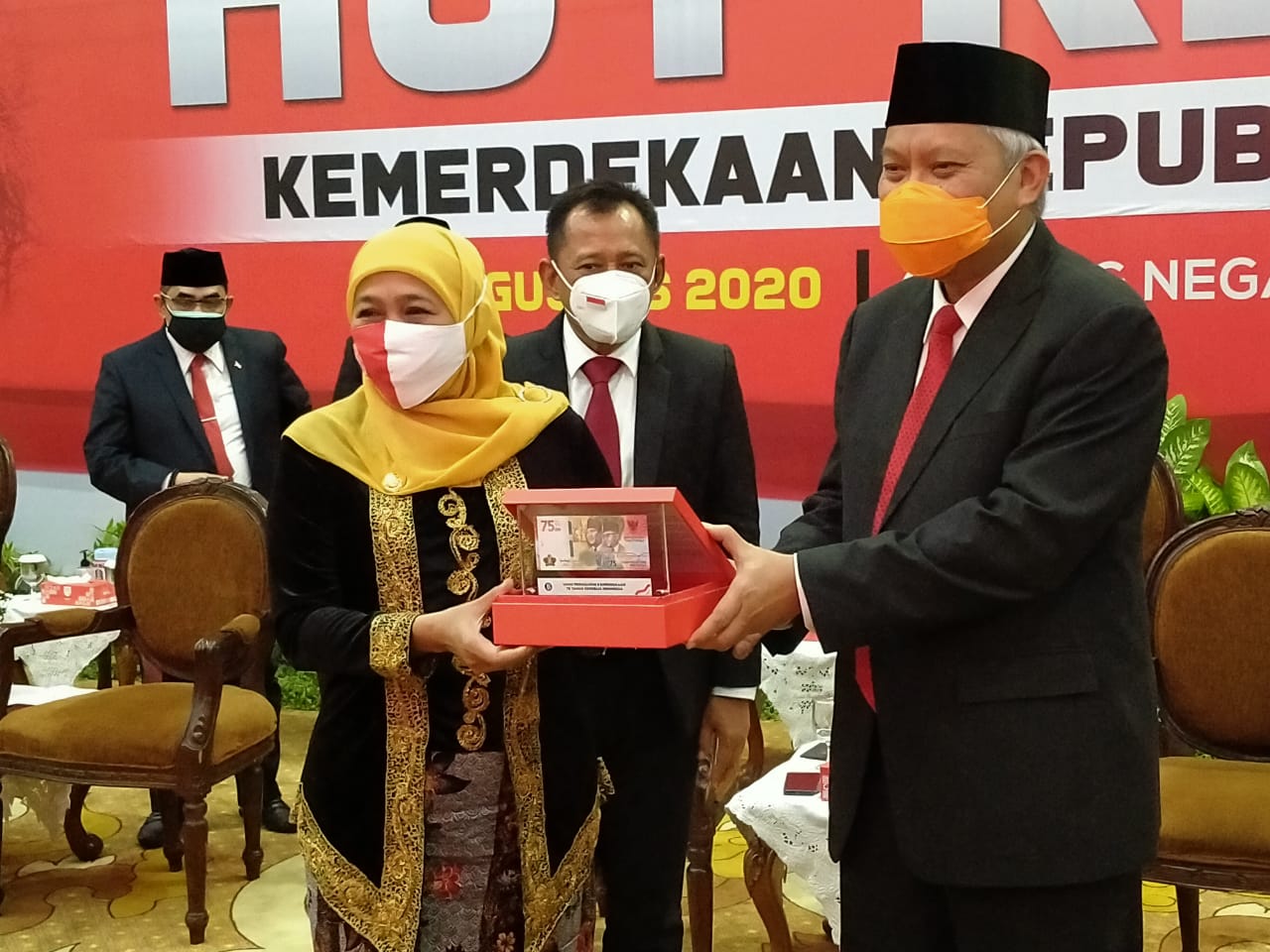 Kepala Kantor Pewakilan Bank Indonesia Jatim, Difi Ahmad Johansyah memberikan uang pecahan Rp75 ribu kepada Gubernur Jatim Khofifah Indar Parawansa di Gedung Negara Grahadi, Surabaya, Senin 17 Agustus 2020. (Foto: Fariz Yarbo/Ngopibareng.id)