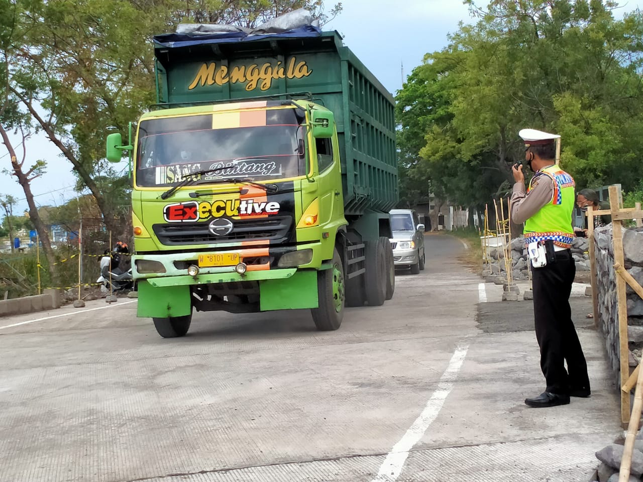 Gorong-gorong di JLU Mayangan, Kota Probolinggo sudah bisa dilewati kendaraan. (Foto: Ikhsan Mahmudi/Ngopibareng.id)