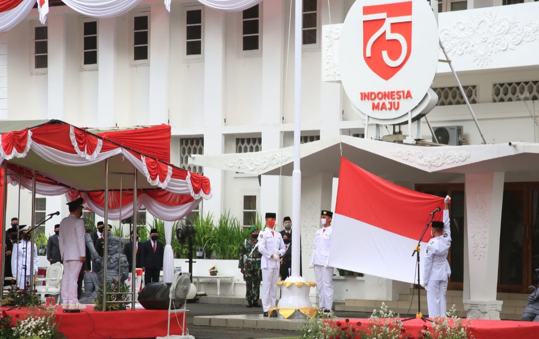 Upacara Peringatan HUT ke-75 RI di halaman kantor apemkab Banyuwangi (foto:istimewa)