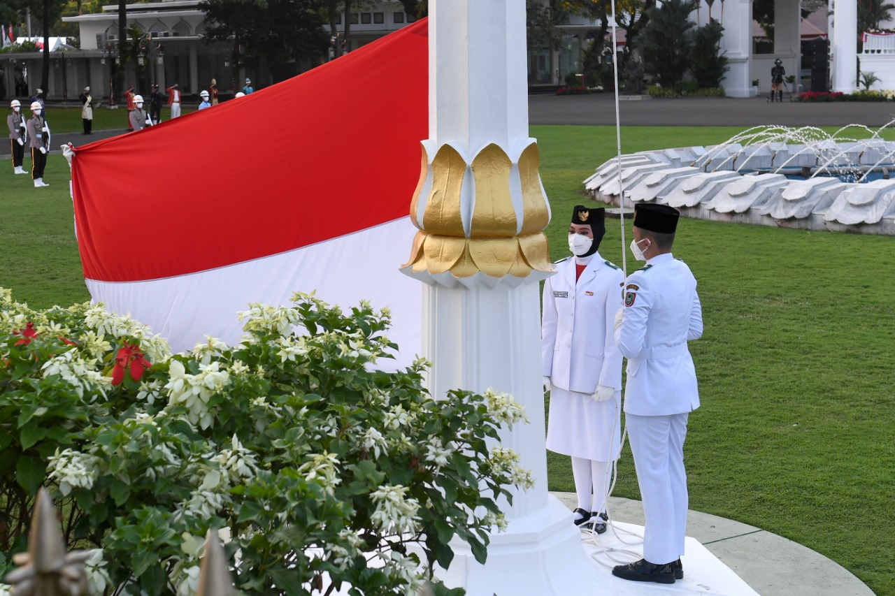 Detik-detik penurunan bendera oleh Paskibraka Tim Merauke yang beranggotakan Sylvia Kartika Putri dari Provinsi Sumatera Utara, Sudrajat Prawijaya dari Provinsi Bengkulu dan Muhammad Asri Maulana dari Provinsi Kalimantan Selatan. (Foto: Setpres)