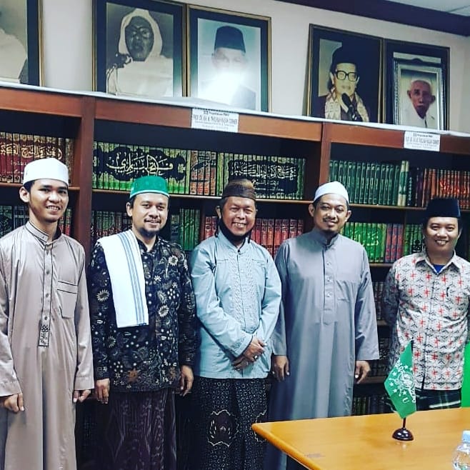 Ustadz Nur Rohmad (dua dari kiri) bersama sejumlah juru dakwah di PBNU Jakarta. (Foto: Istimewa)