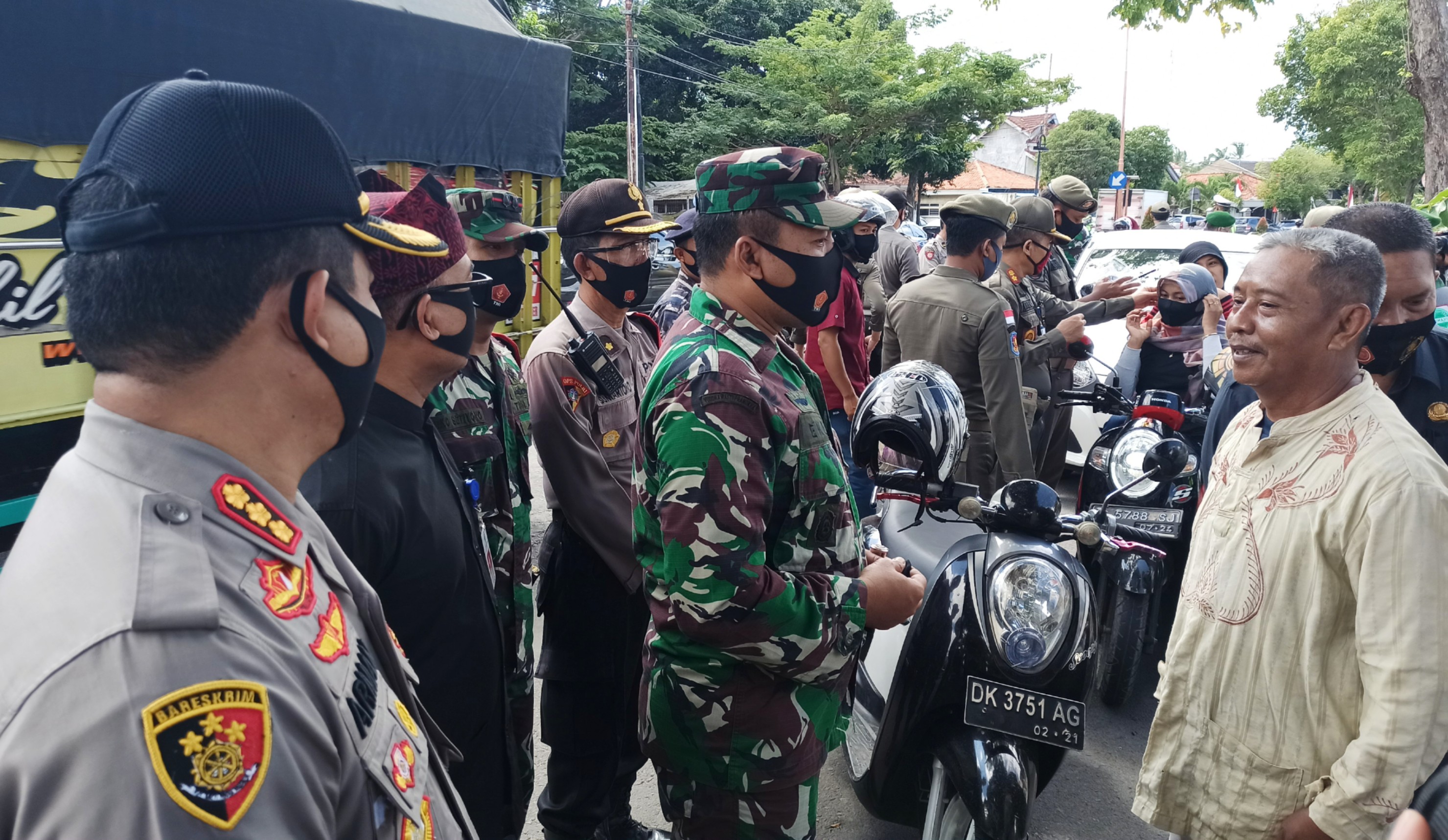 Dandim 0825 Banyuwangi dan Forkopimda memberikan pemahaman pada seorang kakek yang kedapatan tidak mengenakan masker (foto: Muh Hujaini/Ngopibareng.id)