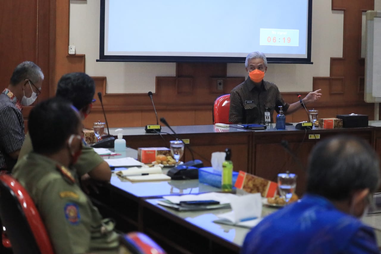 Ganjar Pranowo saat memimpin rapat penanganan Covid 19. (Foto: Ist/Ngopibareng.id)