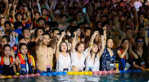 Kolam renang di Wuhan penuh dengan lautan manusia. (Twitter, Mirror.co)