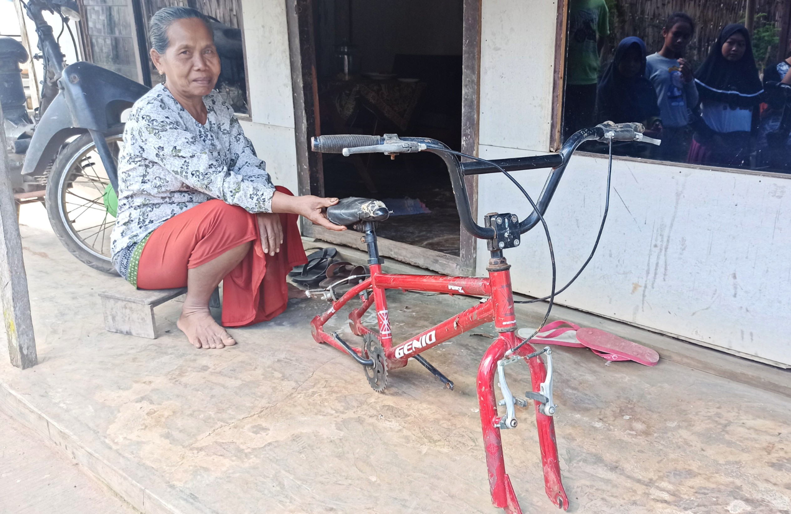 Absah menunjukkan rangka sepeda BMX milik cucunya. Sepeda ini sudah diambil bagian roda dan rantainya oleh pelaku. (Foto: Muh Hujaini/ngopibareng.id)