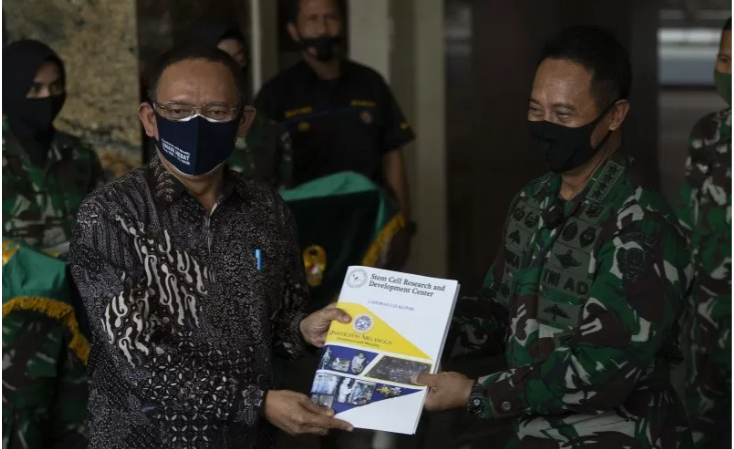 Wakil Ketua Komite Pelaksana Penanganan COVID-19 dan Pemulihan Ekonomi Nasional (PEN) yang juga Kepala Staf Angkatan Darat (KSAD) Jenderal TNI Andika Perkasa (kanan) menerima hasil uji klinis tahap tiga obat baru untuk penanganan pasien COVID-19 dari Rektor Universitas Airlangga (Unair) Mohammad Nasih di Jakarta, Sabtu (15/8/2020). Universitas Airlangga bekerja sama dengan TNI Angkatan Darat (AD), Badan Intelijen Negara (BIN) dan Polri menyelesaikan penelitian obat baru untuk pasien COVID-19 yang dirawat tanpa ventilator di rumah sakit, berupa hasil kombinasi dari tiga jenis obat dan saat ini memasuki proses untuk mendapatkan izin produksi. (Foto: Antara/Aditya Pradana Putra)