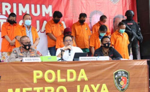 Sebagian dari 17 orang tersangka yang membuka praktek abrosi di klinik Jl. Kenari, Senen, jakarta. (Foto:Polda)