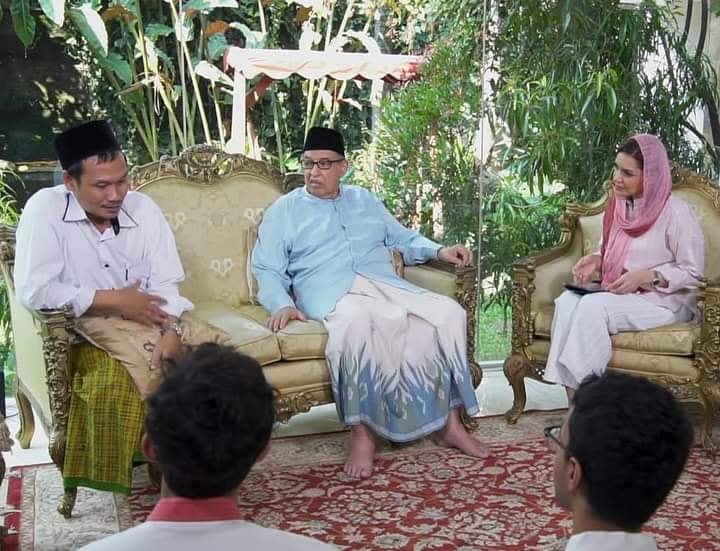 Gus Baha dan Quraish Shihab saat berbincang bersama Najwa Shihab. (Foto: YouTube Najwa Shihab)