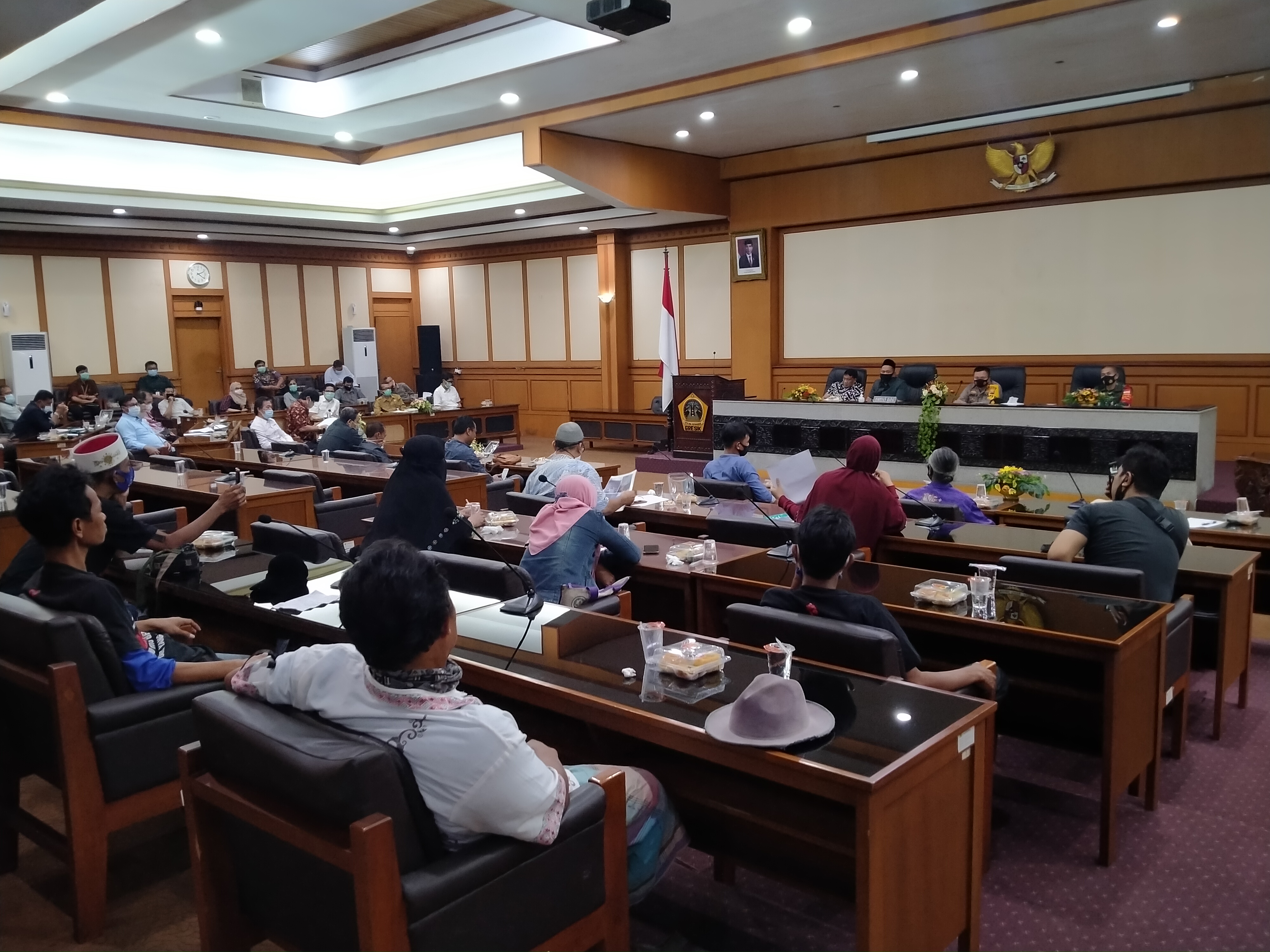 Suasana rapat mediasi yang berlangsung di ruang paripurna DPRD Gresik dengan dihadiri perwakilan warga terdampat dari tiga kelurahan dan instansi terkait. (Foto: Azharil Farich/ngopibareng.id)