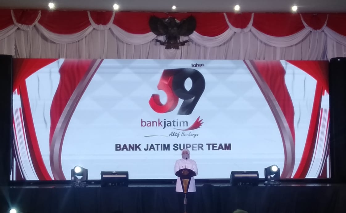 Gubernur Jawa Timur Khofifah Indar Parawansa, ketika menghadiri HUT Bank Jatim. (Foto: Alief Sambogo/ngopibareng.id)