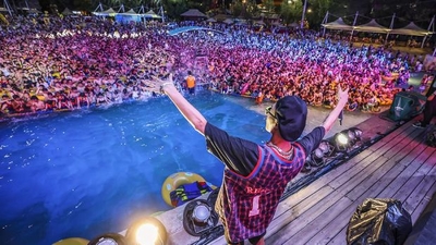 Pesta meriah menikmati Wuhan Maya Beach Water Park, di kota Wuhan, China. (Foto: afp) 