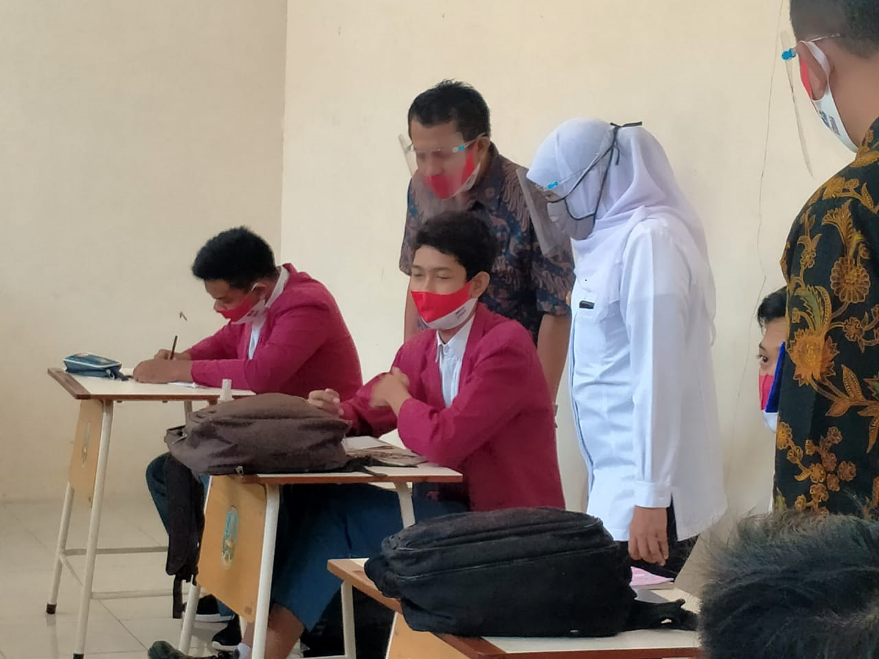 Uji coba pembelajaran tatap muka terbatas (peta muter) di SMKN 2 Probolinggo dikunjungi Gubernur Khofifah, Selasa, 18 Agustus 2020. (Foto: Ikhsan Mahmudi/Ngopibareng.id)