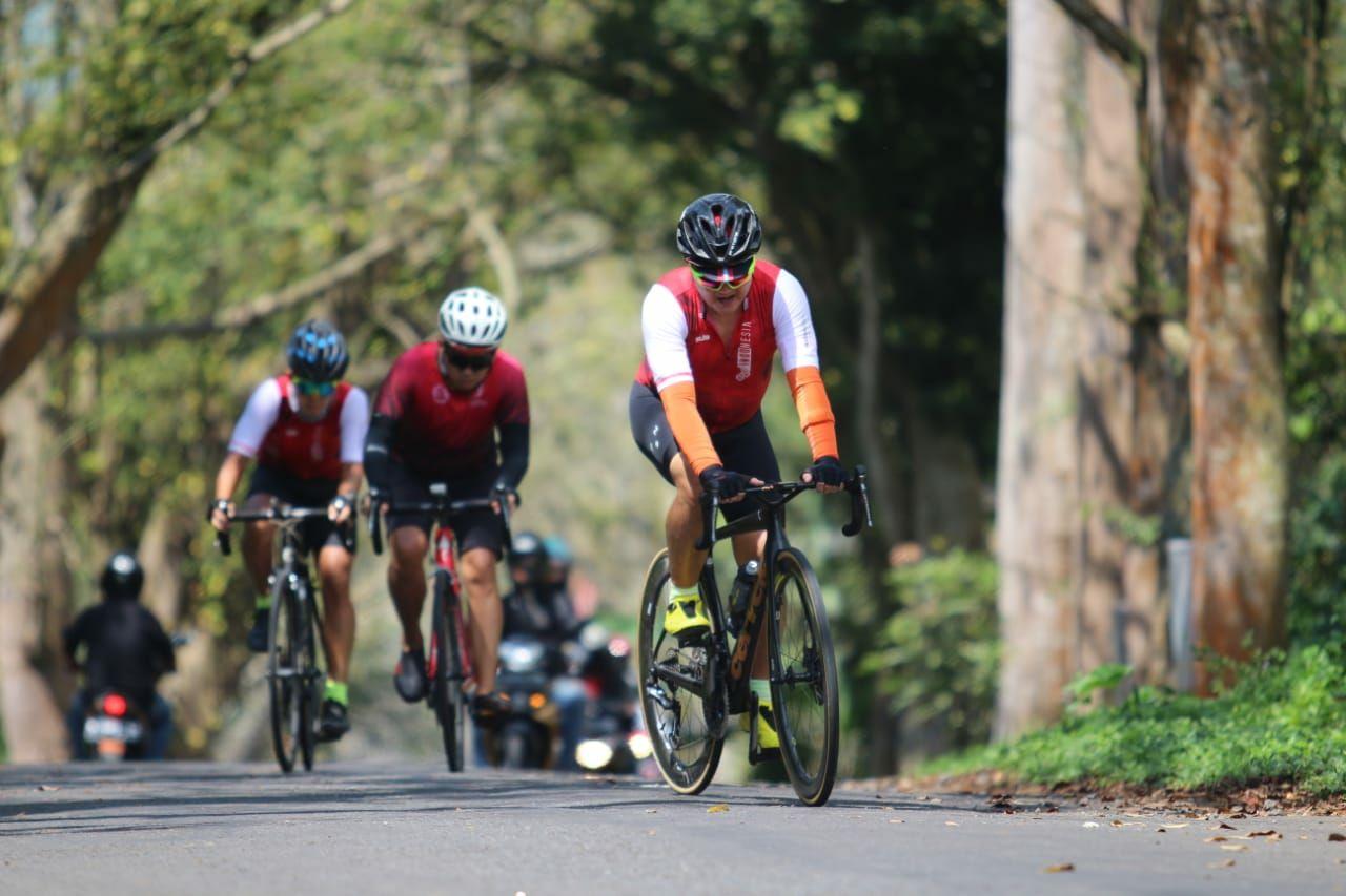 Yimmy Kurniawan (helm hitam) penggagas gowes bareng ke Lembah Indah Malang. (Foto: Istimewa)