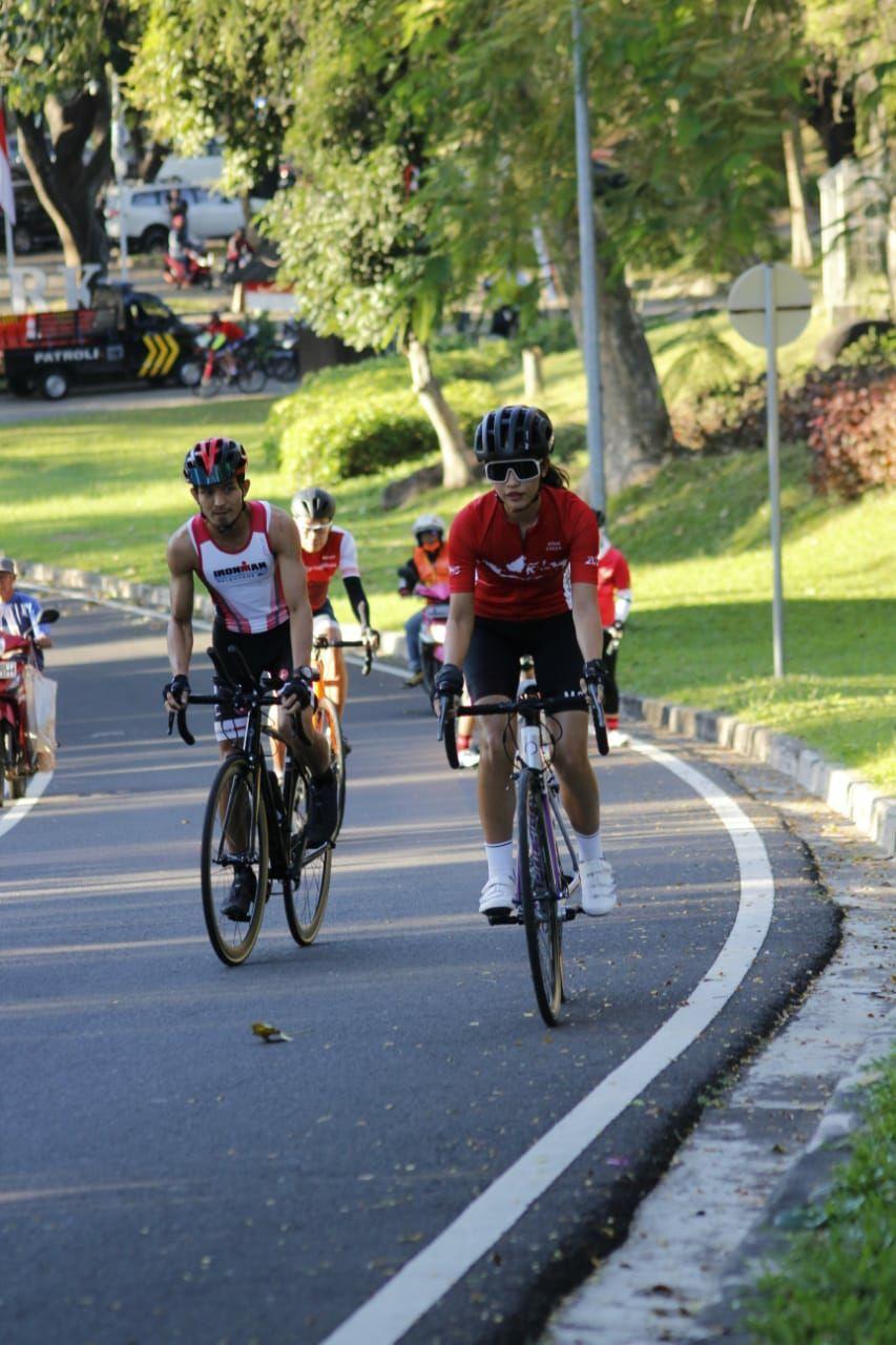 Michelle Lovelyn bahagia bisa gowes ditemani John Pelenkahu.